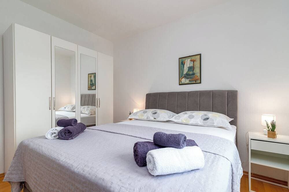 Foto 3 von 30: Stipe 2 mit einem Schlafzimmer, nur 100 m vom Strand in Trogir entfernt