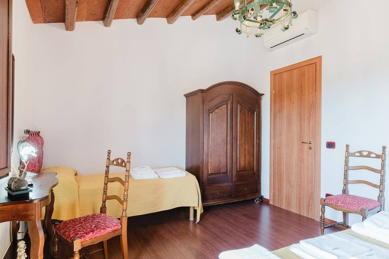 Foto 11 von 27: Apartment 'Casa Vacanze 4 Pileri - Perollo' mit Bergblick, Gemeinschaftspool und WLAN