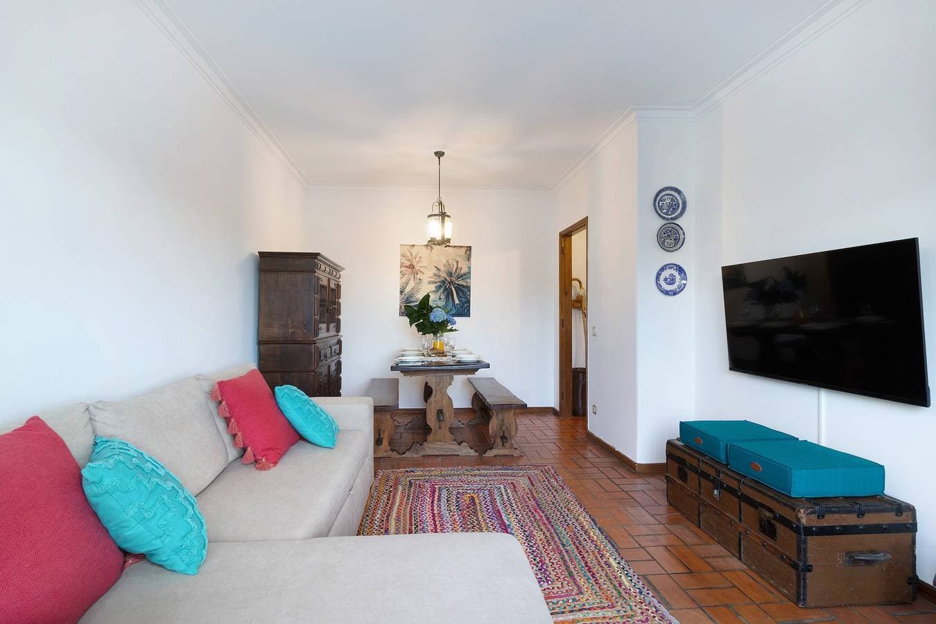 Foto 3 von 37: Ferienwohnung 'Retro Beach House Moledo' mit Bergblick, WLAN und Klimaanlage