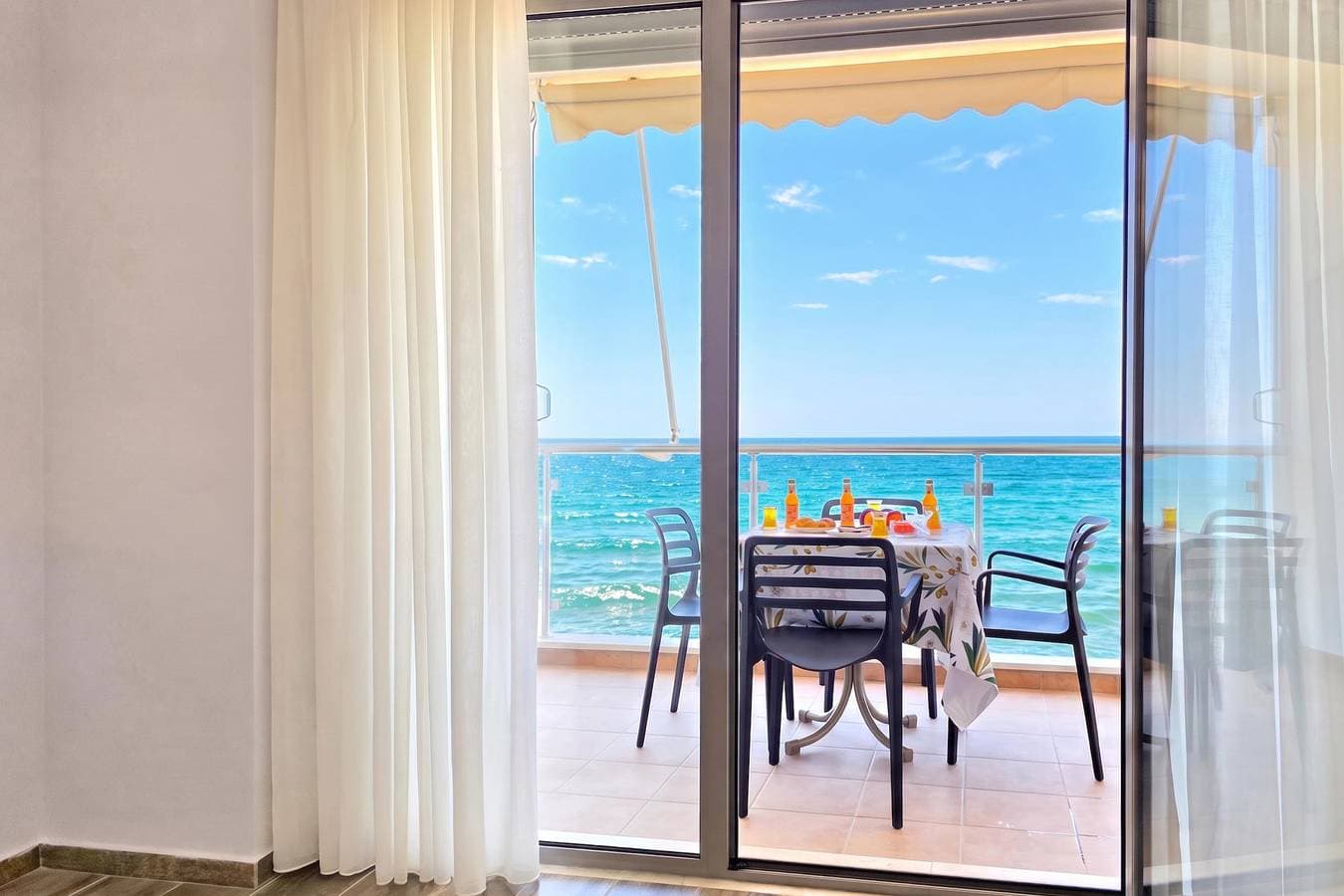 Foto 10 von 42: Beachfront & Sea View Apartment 101