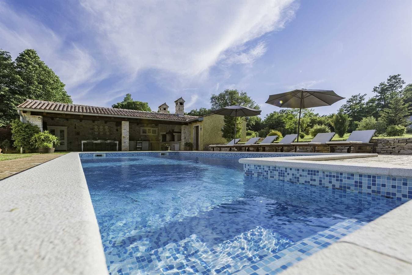 Foto 6 von 72: Ferienhaus Green Escape mit Pool