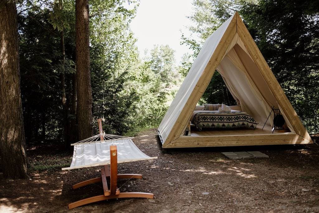 Foto 11 von 34: A-Frame Site 2 | Queen Bed | Pond View