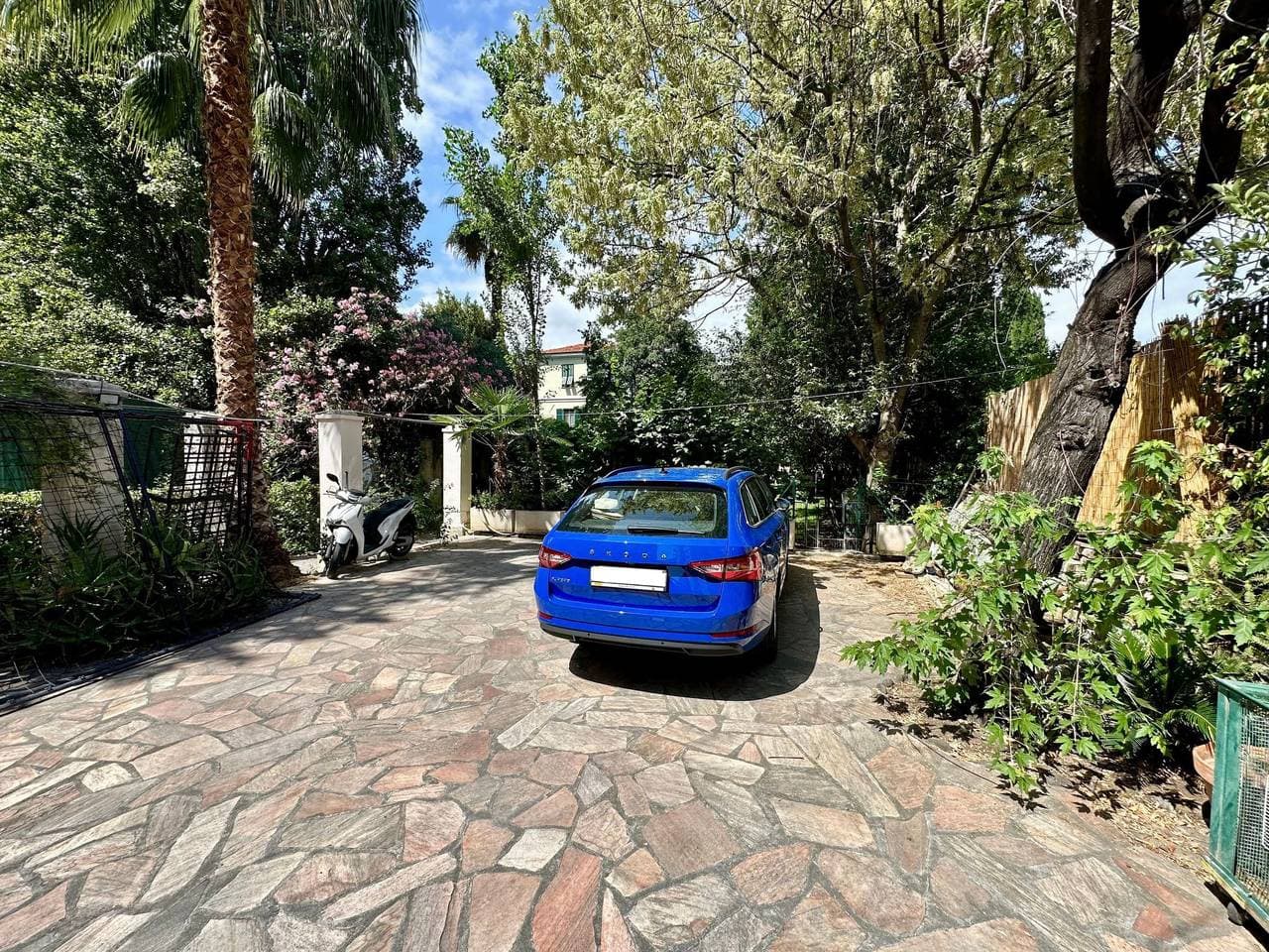 Foto 10 von 21: Villa in der Stadt-Privatparkplatz-Garten-6Gäste