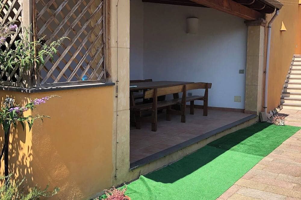 Foto 7 von 14: Large two-room apartment on the first floor, with balcony and bathroom.
