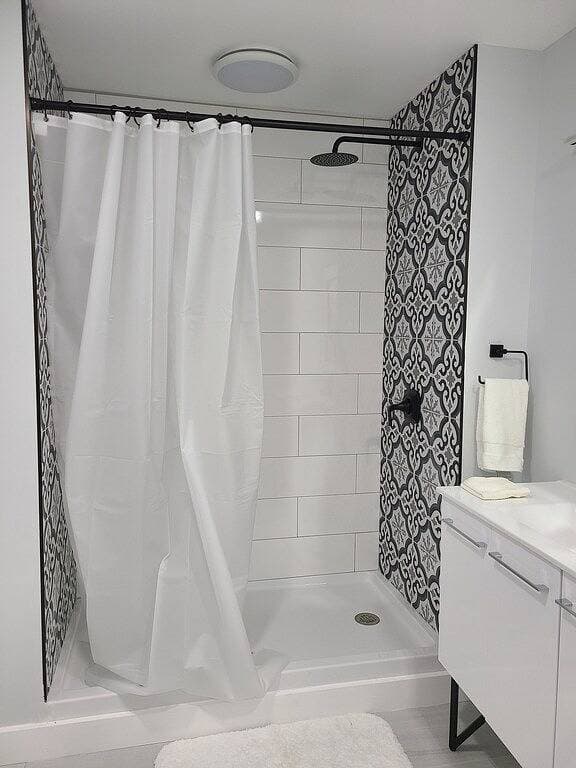 Foto 10 von 13: Emmaus contemporary private entrance guest room