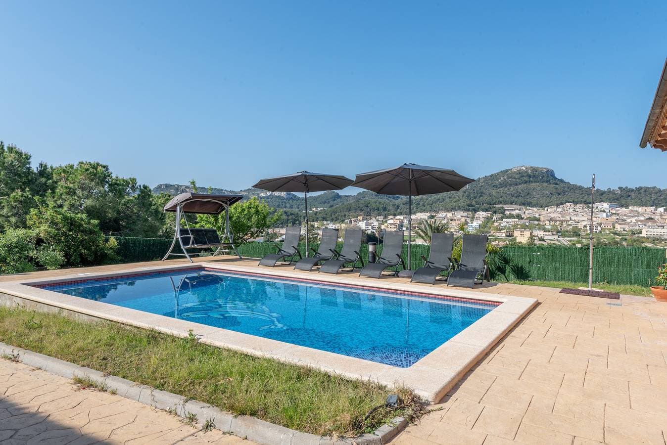 Foto 6 von 27: Gemütliches Ferienhaus "Solluna" mit WLAN, Pool, Terrasse und Garten mit Blick auf die Berge