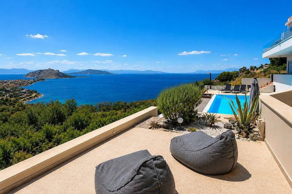 Minimalist, new condo with beautiful sea and mountain views 1