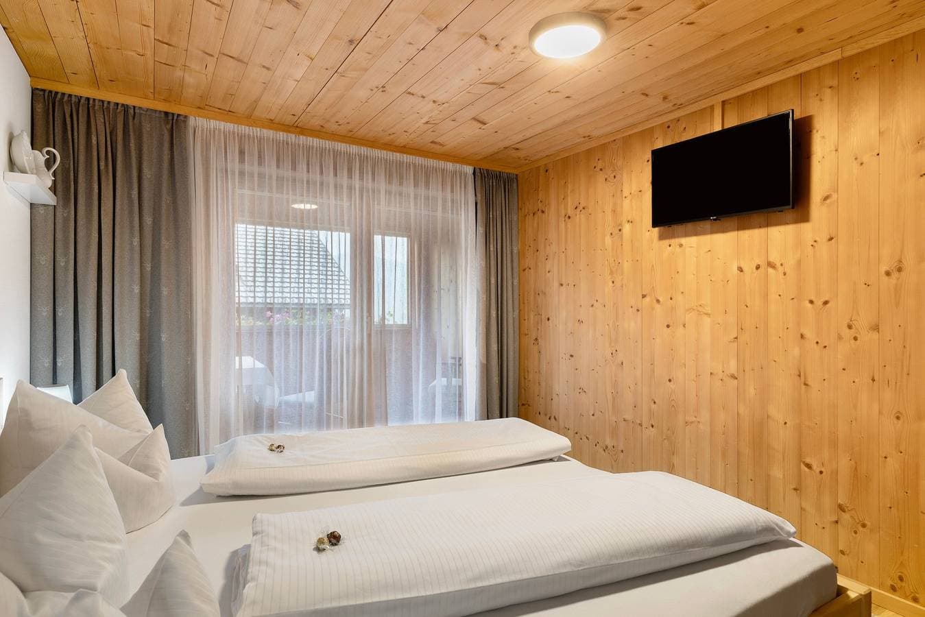 Foto 10 von 25: Zimmer 'Alpenfrieden' mit Bergblick, Gemeinschaftsgarten und WLAN