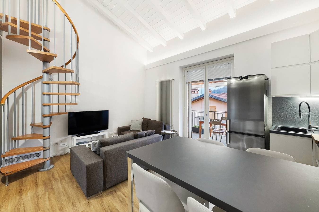 Foto 10 von 35: Cleo Home – Modernes Apartment mit Terrasse und Galerieebene am Comer See