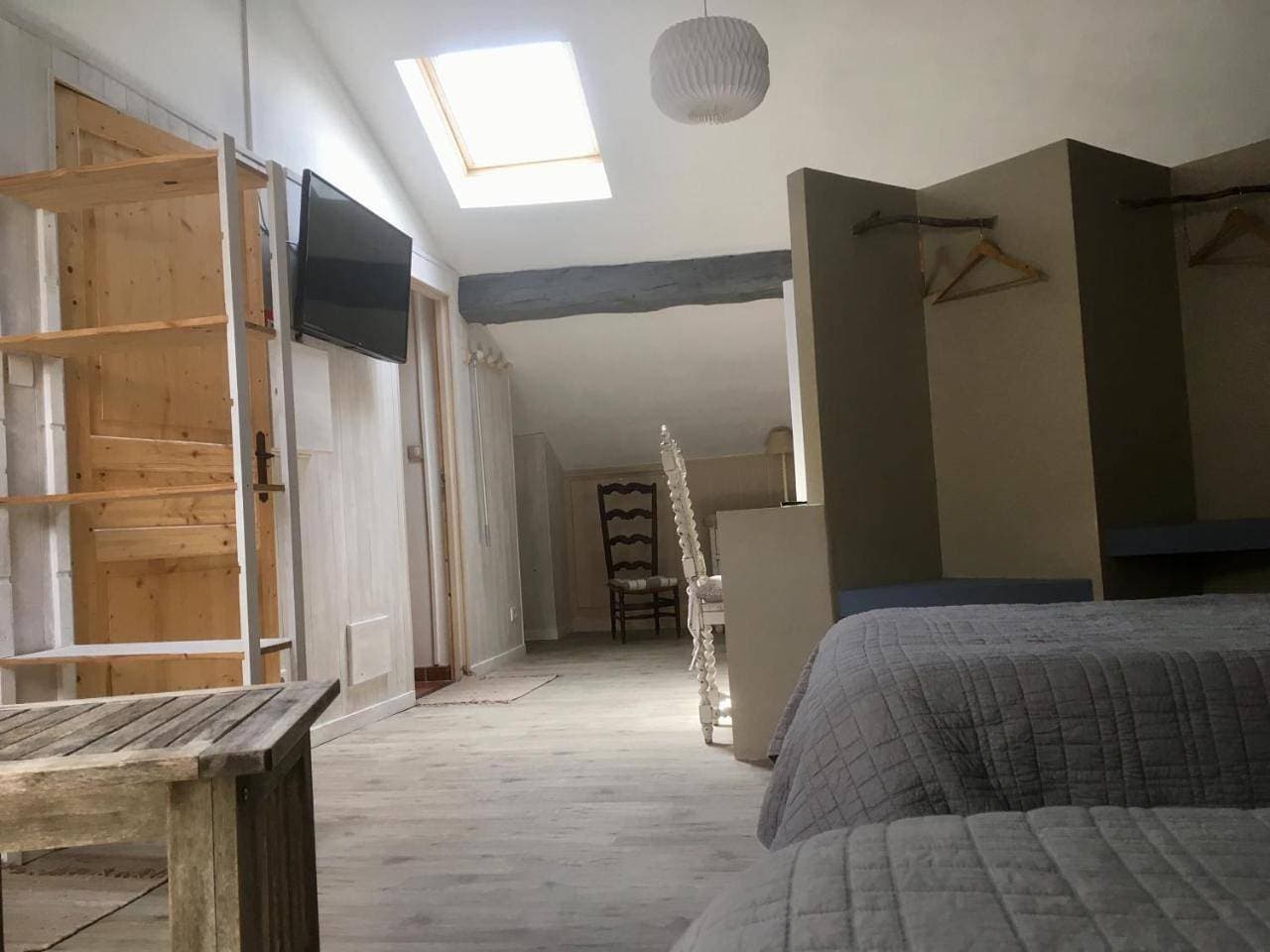 Foto 12 von 23: Family Room with Private Bathroom
