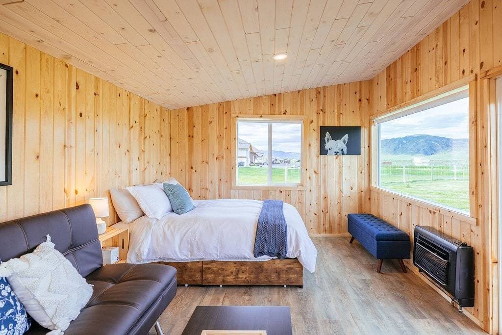 Foto 2 von 28: Off-grid tiny home in apple orchard with million-dollar mountain views!
