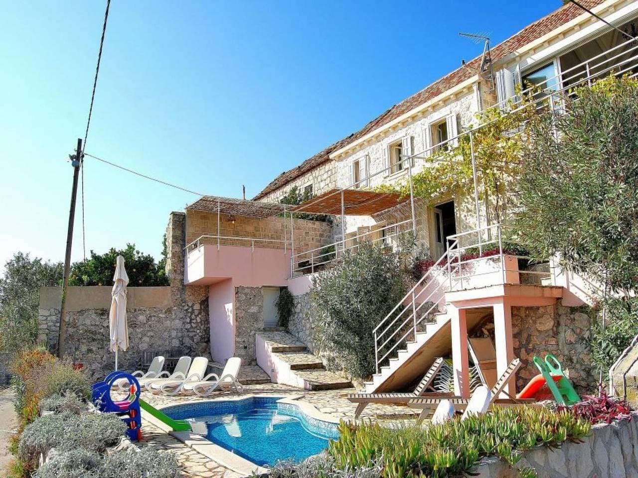 Foto 3 von 33: Villa Tony - Five Bedroom Villa with Terrace, Swimming Pool and Sea View