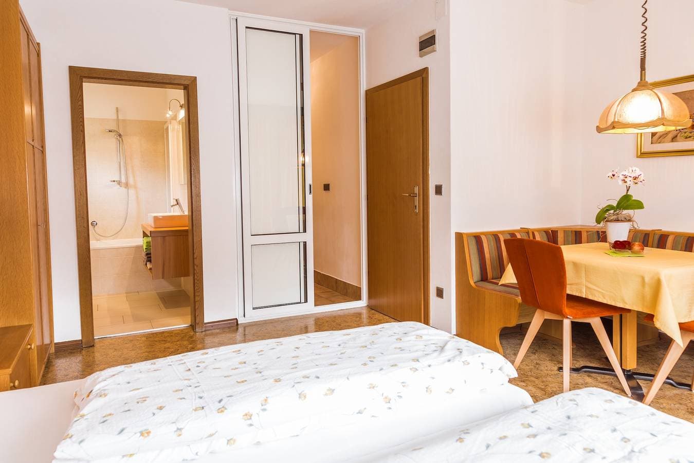 Foto 6 von 12: Einzimmerapartment 'Ferienwohnung Lanz 3' mit Bergblick, Privatem Garten und WLAN