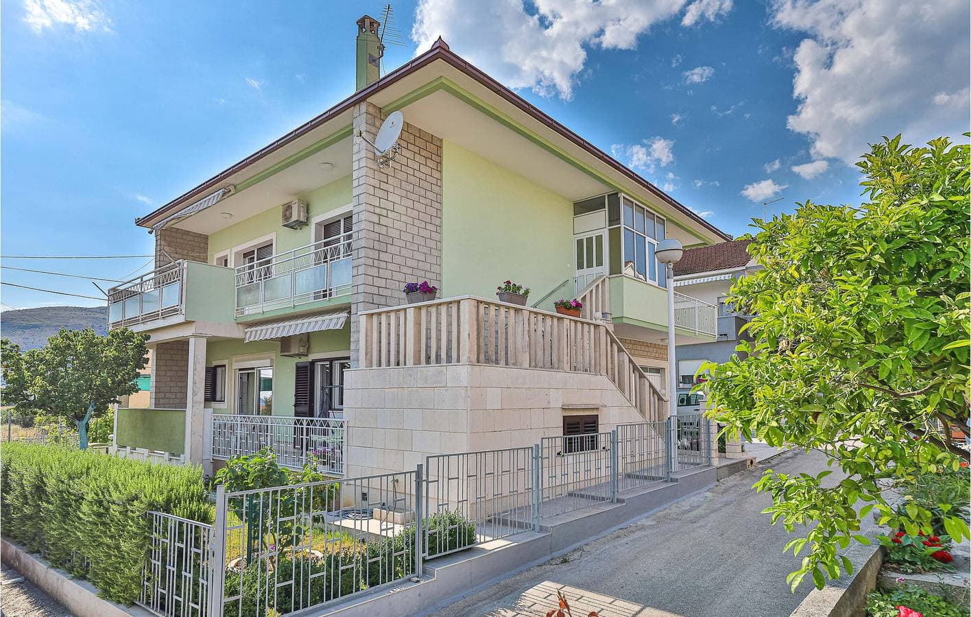 Gemütliche Ferienwohnung mit Terrasse und Parkplatz, 900 m vom Stadtzentrum von Trogir entfernt 1