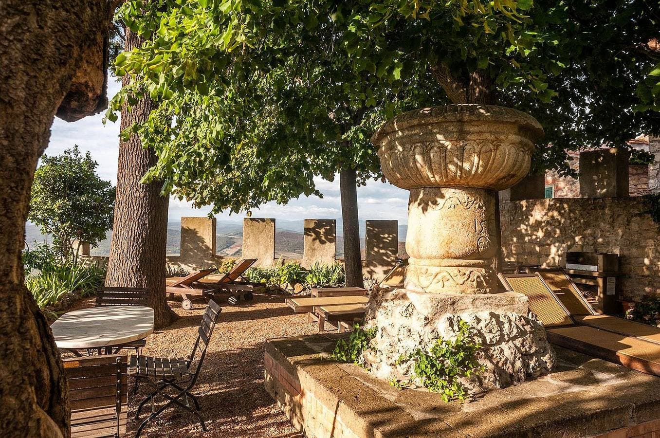 Foto 2 von 40: Ferienwohnung 'Il Castello Gavorrano' mit Meerblick, Gemeinschaftsgarten und WLAN
