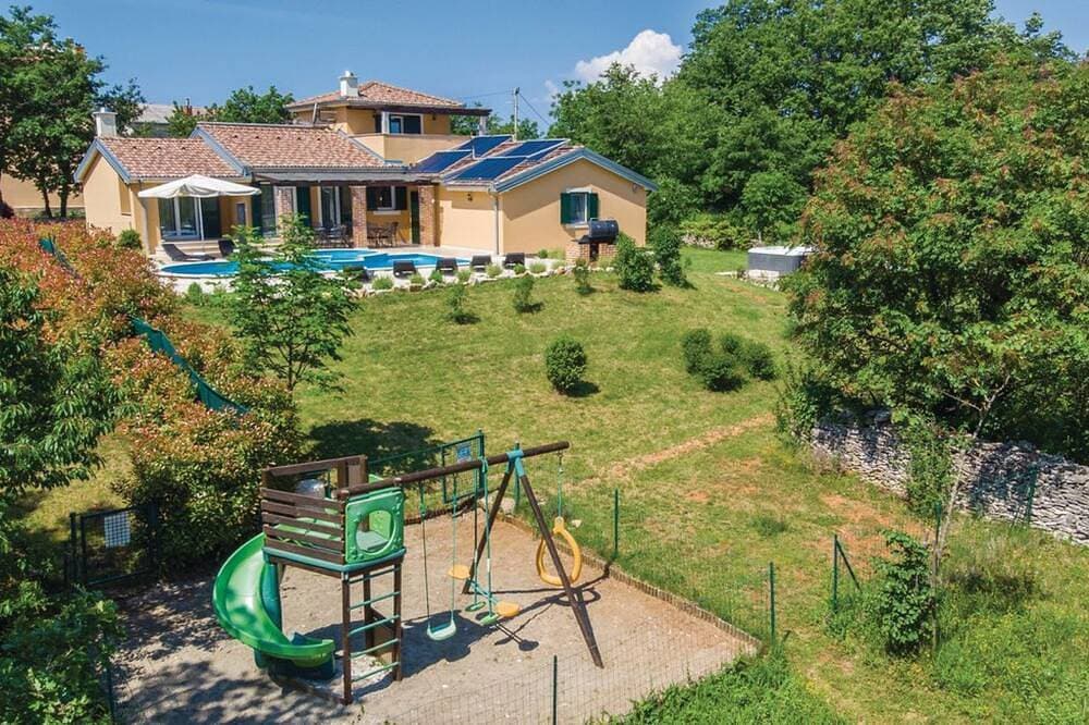 Foto 8 von 30: Ruhig gelegenes Ferienhaus mit grossem Pool am Ortsrand von Rezanci