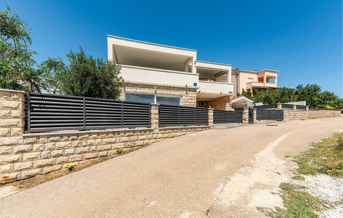 Foto 2 von 33: Nur 2,5 km von der Küste entfernt – gemütliche Ferienwohnung mit Pool und Terrasse