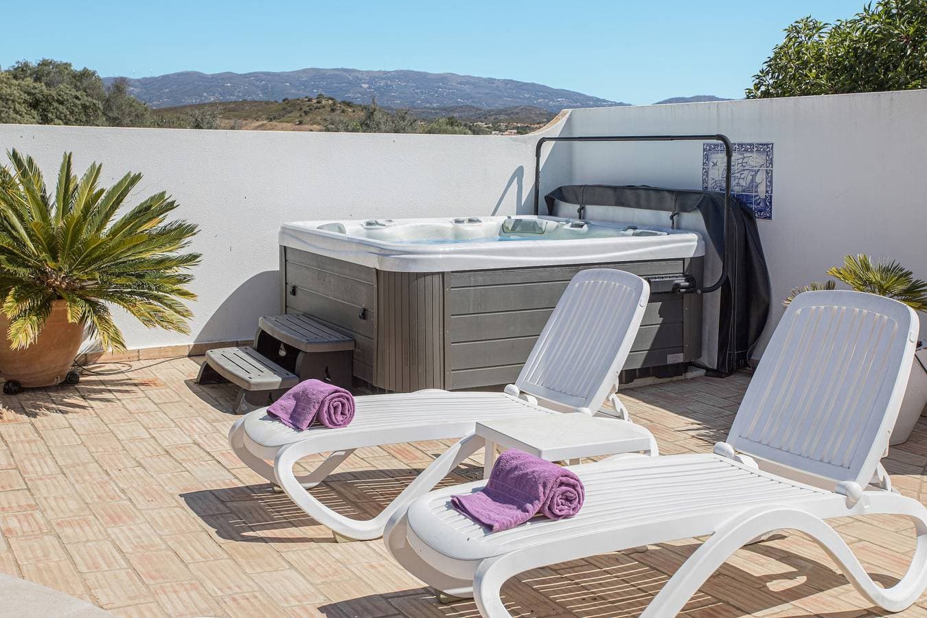 Foto 3 von 33: Villa Sagres mit Bergblick, Pool & WLAN