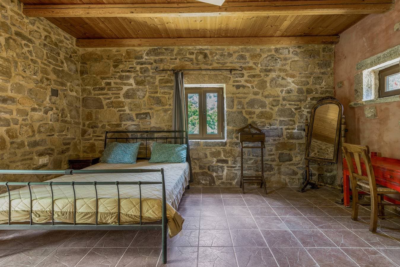 Foto 13 von 31: Finca 'Akros Oreon Ferienwohnung Voliares' mit Bergblick, privater Terrasse und WLAN