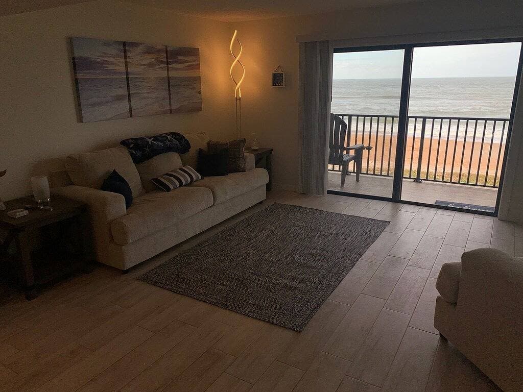 Foto 6 von 24: Modern Décor and Ocean Galore! Newly Renovated Oceanfront Condo sleeps 6