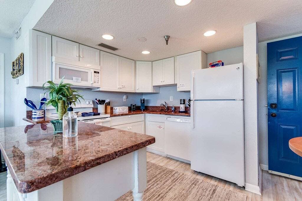 Foto 4 von 50: Wohnung mit Meerblick 1 Schlafzimmer | Weg zum Jacksonville Strand | Pool + Kingsuite
