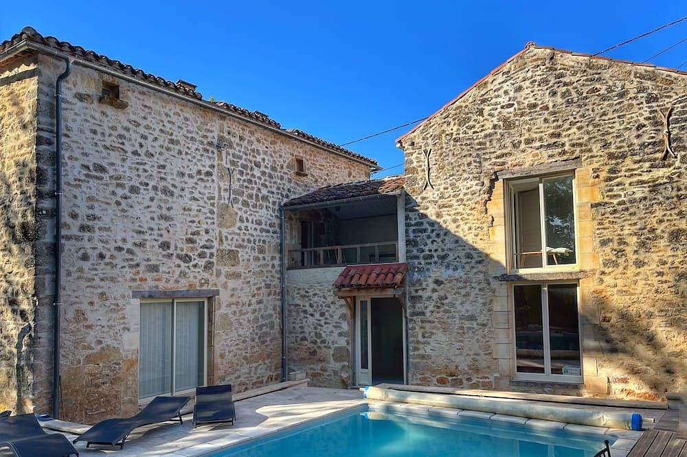 Country house surrounded by vineyards close to amenities 1