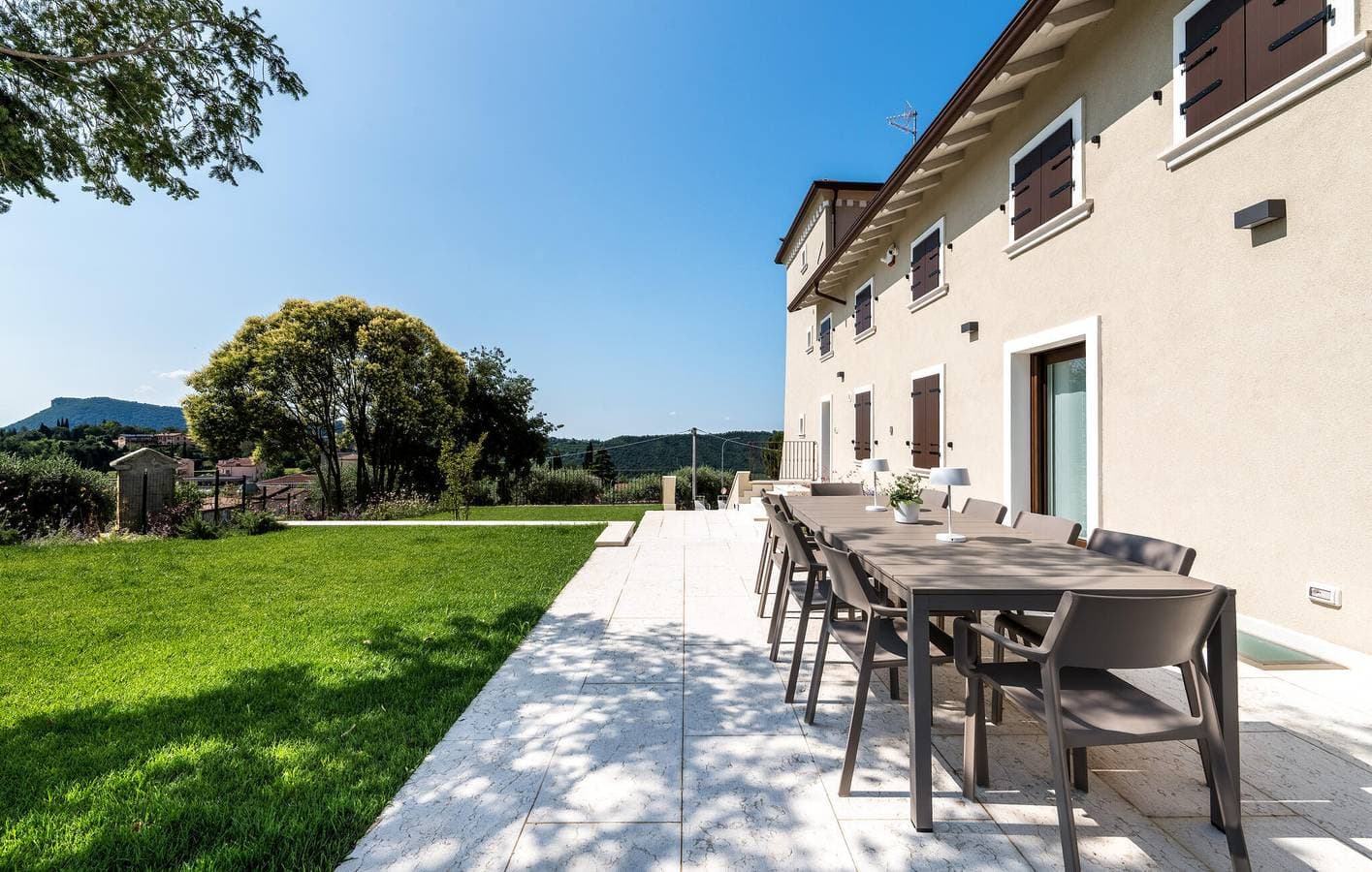 Ferienunterkunft mit Seeblick, AC, Pool, Parkplatz & WiFi 1