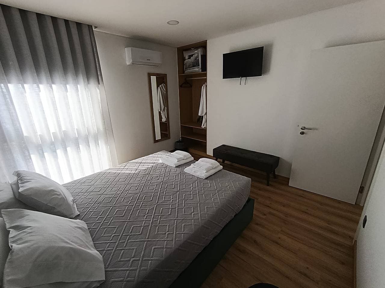Foto 13 von 25: Tiny Home 'Refúgio D'Aguiar' mit Bergblick, WLAN und Klimaanlage
