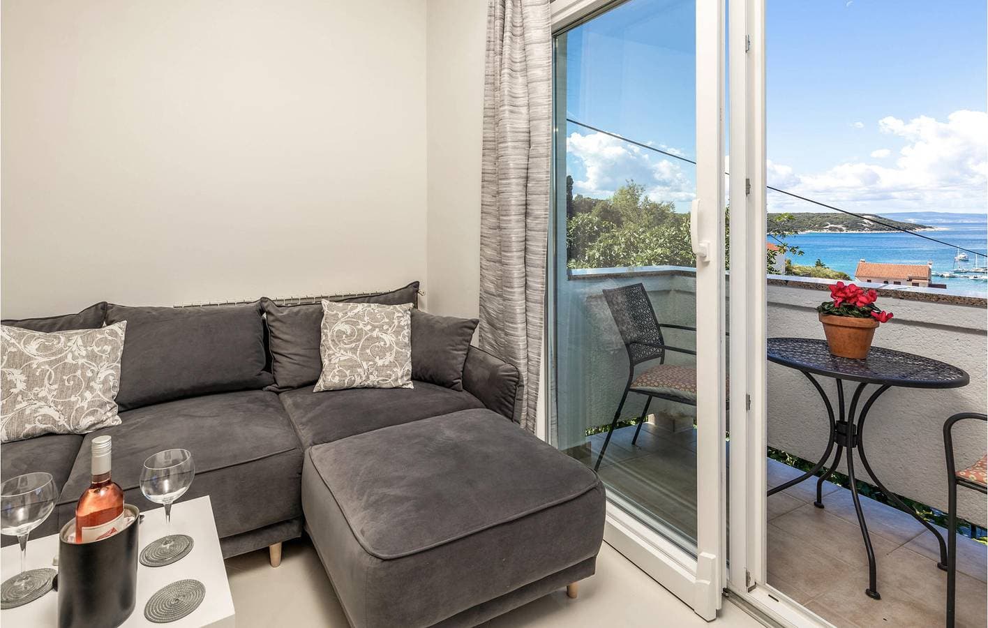 Foto 9 von 31: Gemütliche Ferienwohnung mit Meerblick und Terrasse, in der Nähe von Skipper Pizza