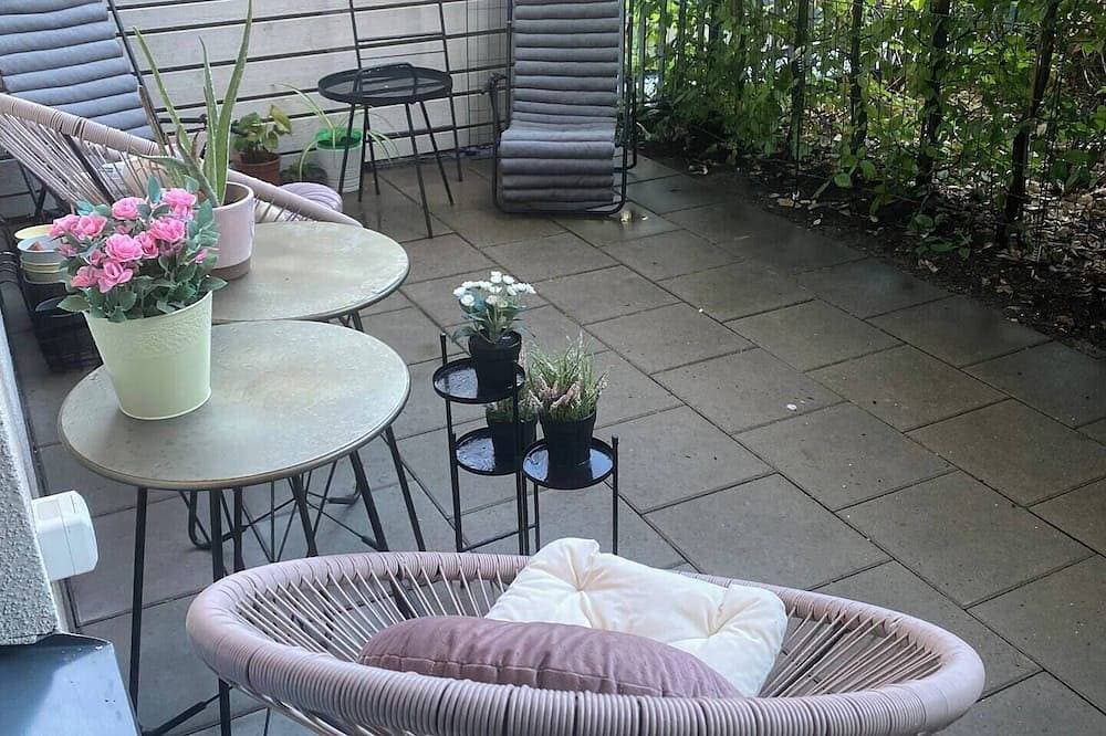 Spacious and Homely Apartment with Patio. Family friendly. Pets Allowed! 1