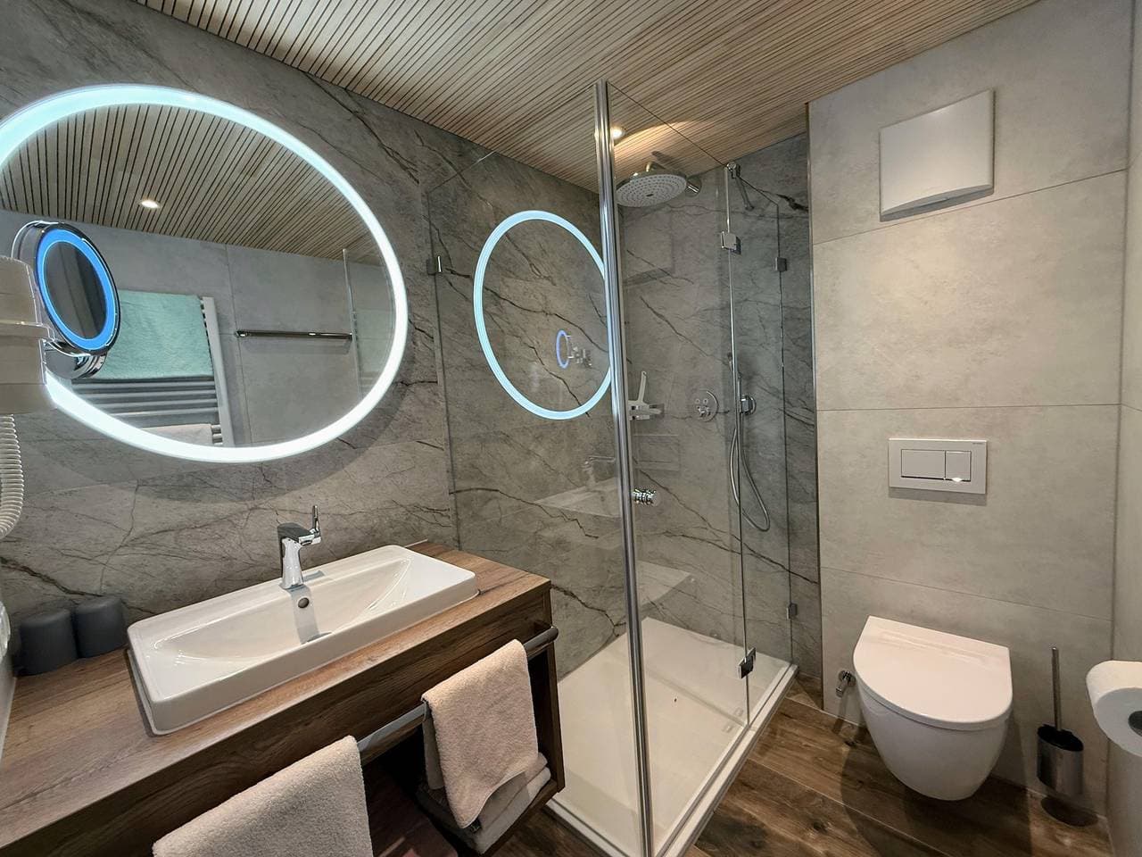 Foto 8 von 35: Doppelzimmer mit Dusche, Wc, Nr. 4