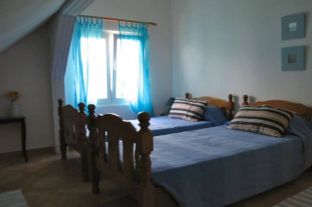 Foto 3 von 30: Luxu-Ferienhaus an der Küste mit privatem Anlegeplatz, Njivice, Montenegro