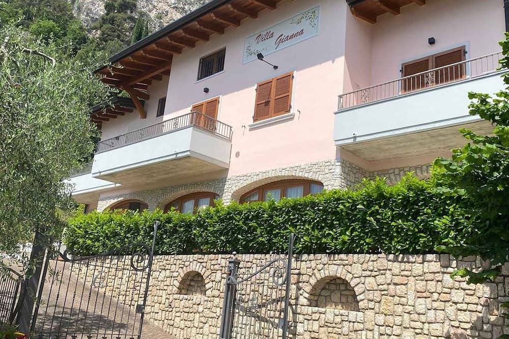Foto 5 von 25: Ferienwohnung mit Balkon, Seeblick und Pool