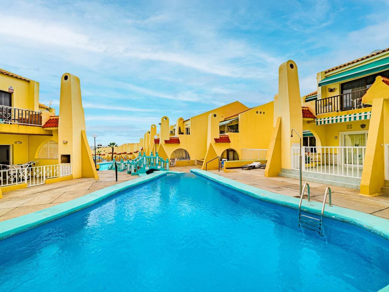 Luxuriöses Apartment am Strand mit Pool und Terrasse 1