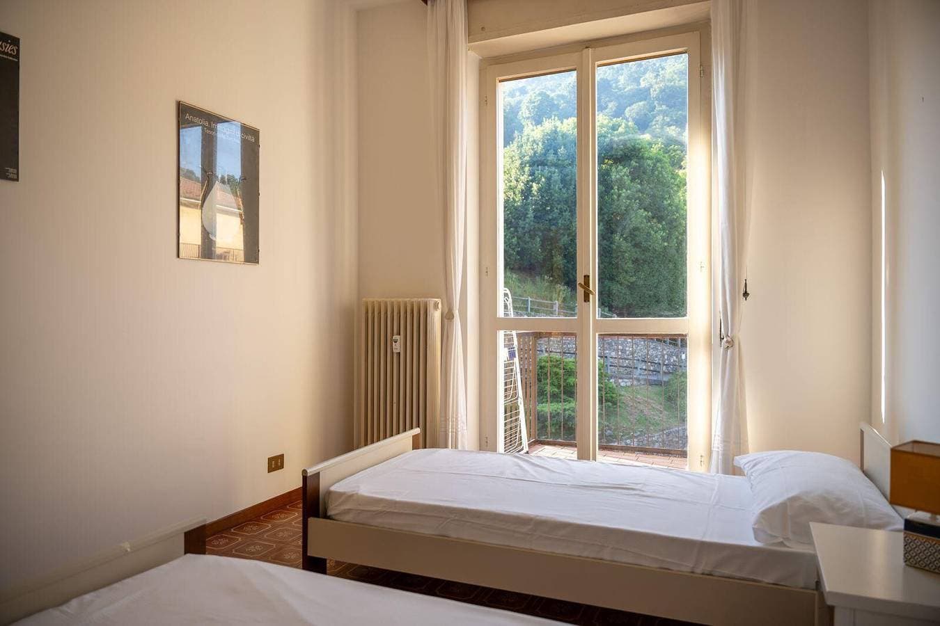 Foto 6 von 10: Ferienwohnung 'Verbania Panorama Lago' mit Blick auf den See und Balkon