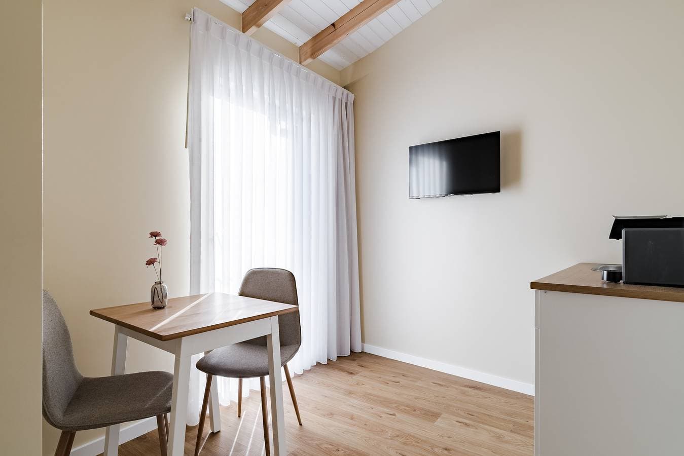 Foto 3 von 17: Zimmer 'Avó Custódia - Quarto' mit Bergblick, WLAN und Klimaanlage