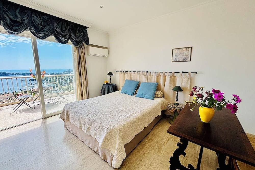 Foto 2 von 19: Breathtaking view of Cap-Ferrat and the sea, studio with balcony and parking, A/C