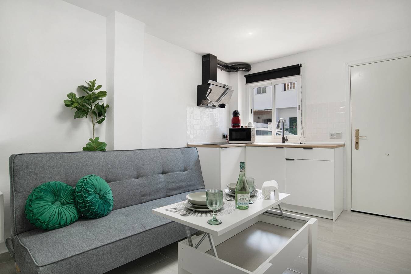 Foto 2 von 25: Einzimmerapartment 'Loft Marina' mit Gemeinschaftspool, WLAN und Klimaanlage