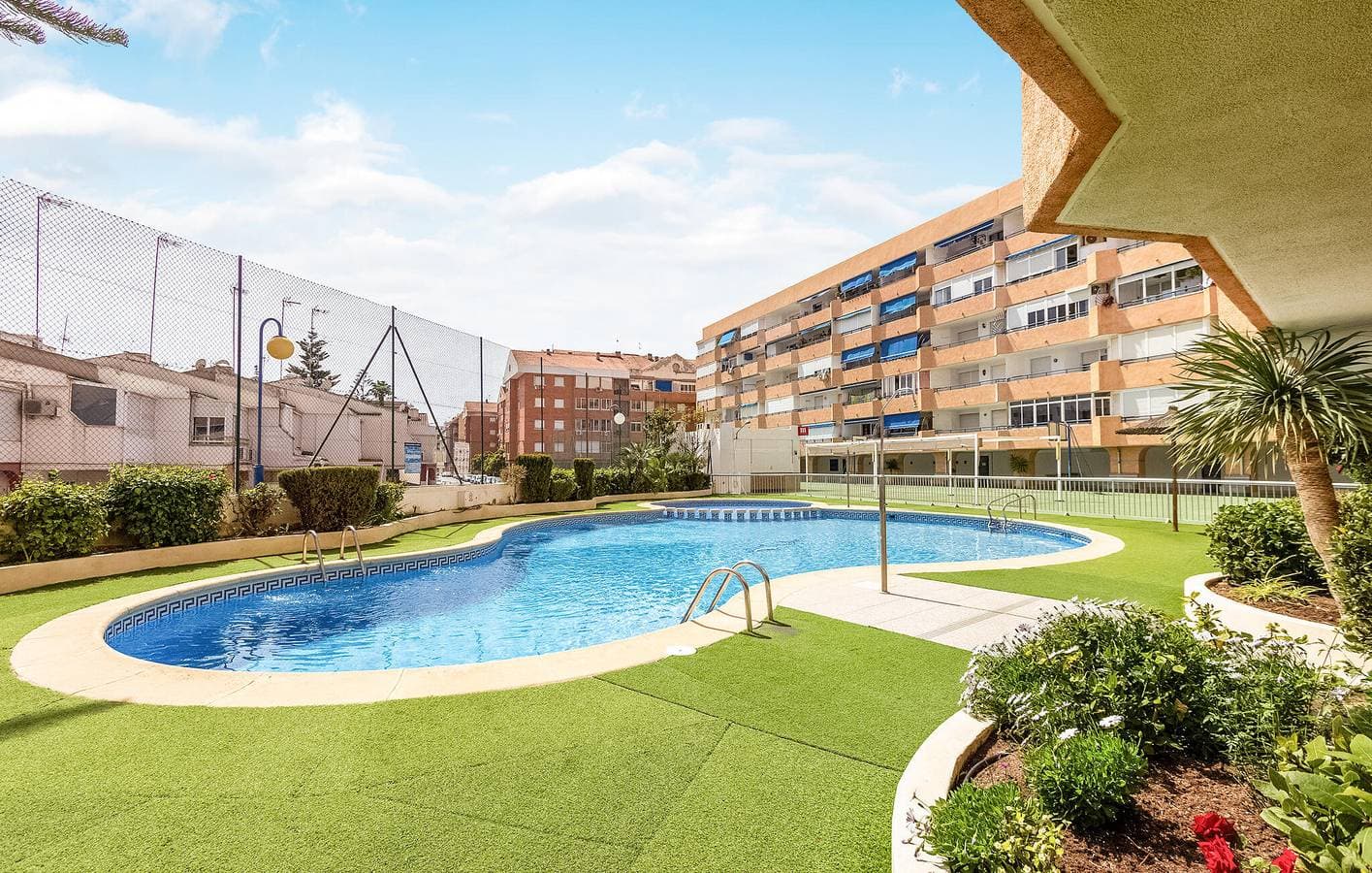 Foto 4 von 24: Poolterrasse mit Parkplatz, AC und Strand in der Nähe