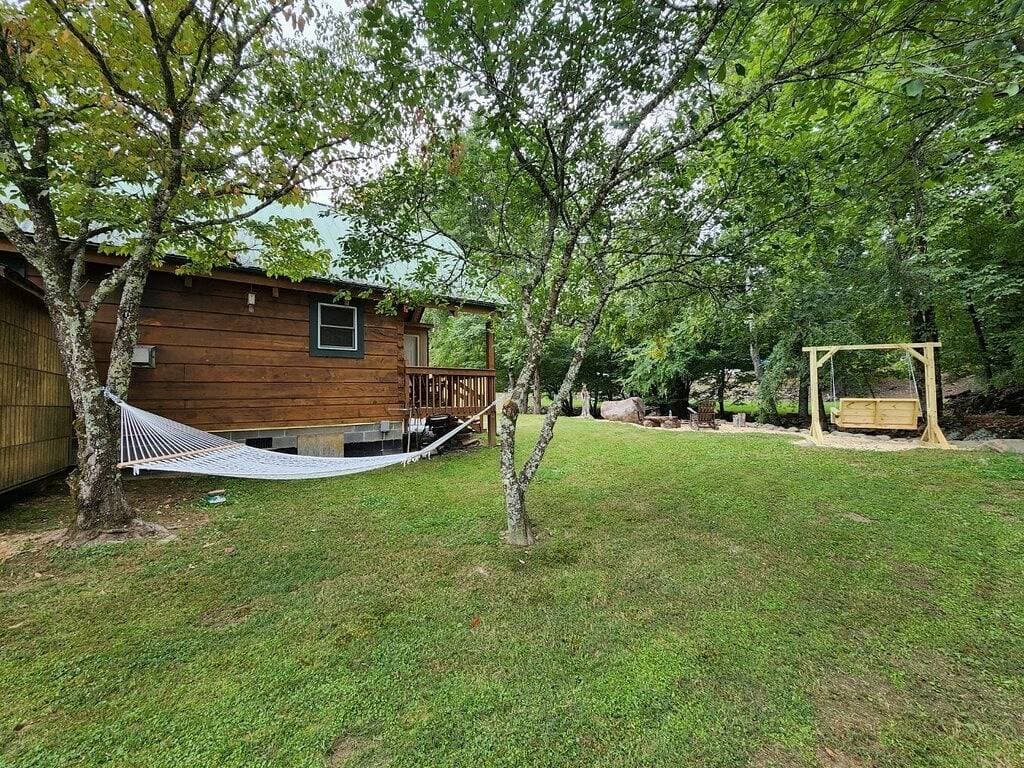 Foto 3 von 41: A Rushing Stream of Dreams Creekside Cabin 1 min to National Park!