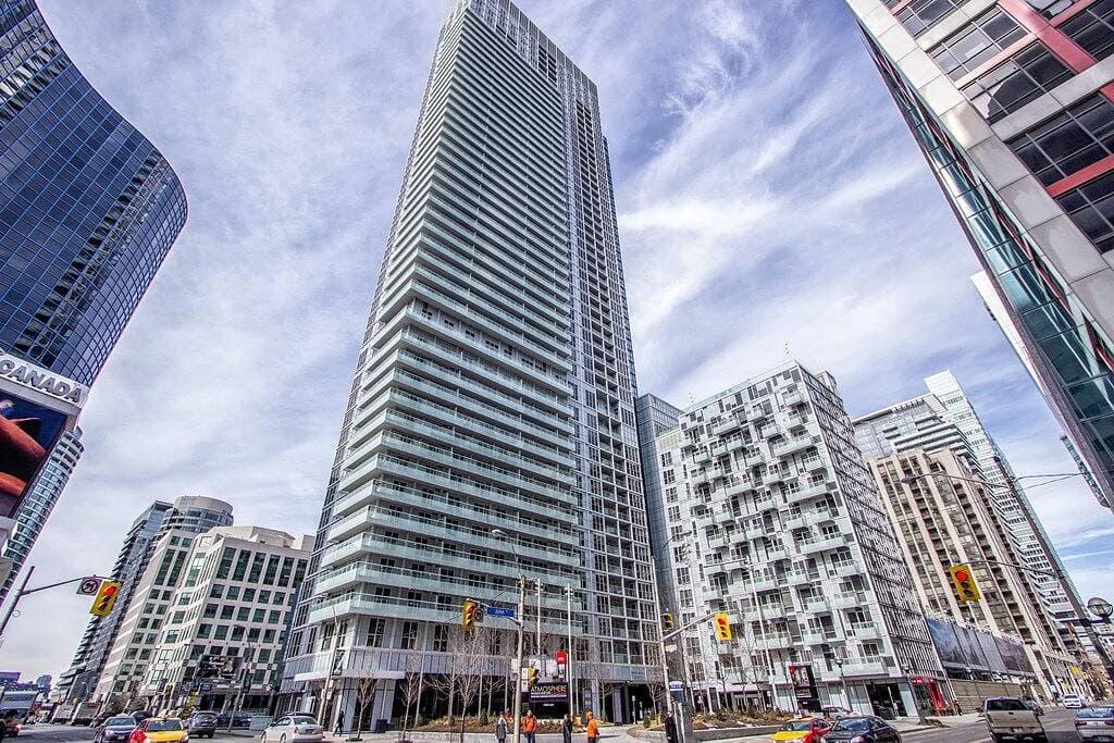 Foto 4 von 11: Stilvolles 1 Schlafzimmer Apartment mit Skyline-Blick nahe Cn Tower