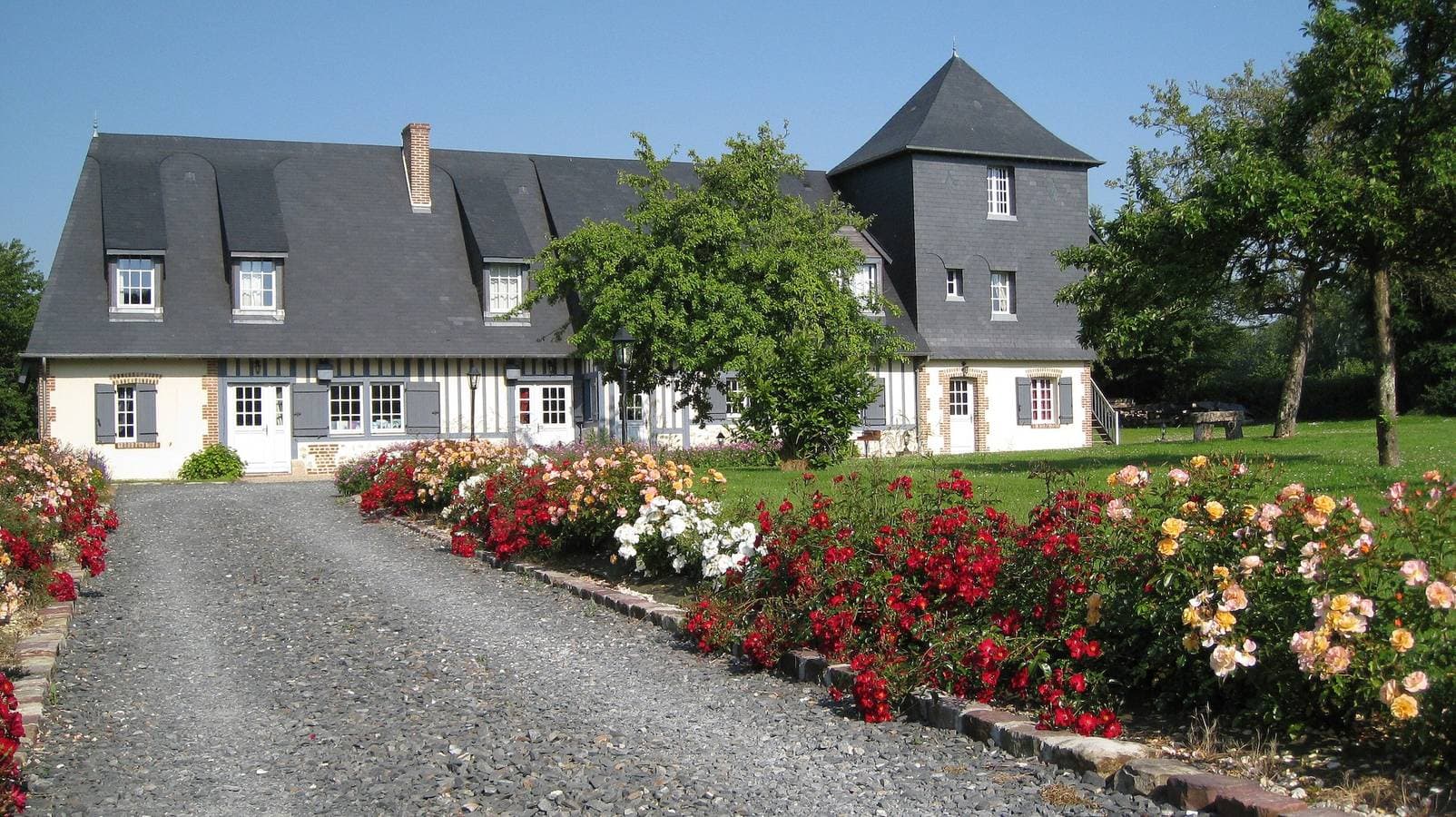 Foto 3 von 16: Gästezimmer „Les Arums“ mit gemeinsamer Terrasse, Garten und WLAN