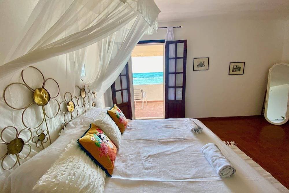 Foto 3 von 30: Spacious Beachfront Villa