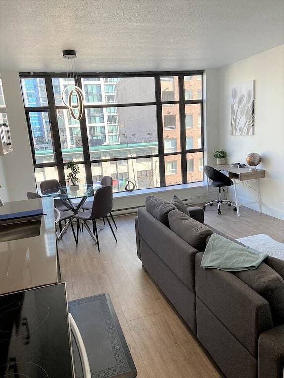 Foto 3 von 28: Vancouver Downtown City view 1 Bedroom & Flex Apartment