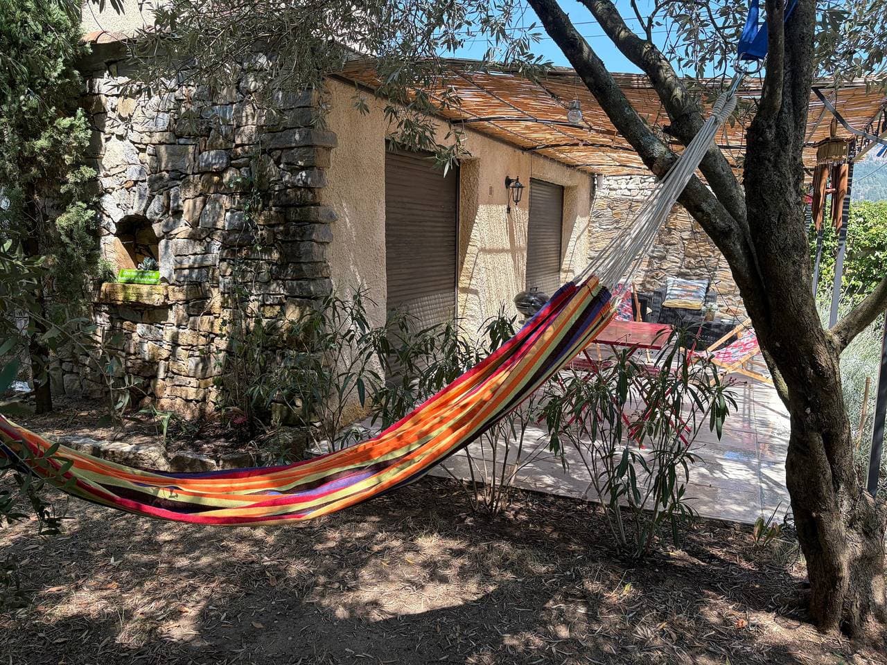 Foto 3 von 24: Ferienwohnung 'T1 Ardeche Vesseaux' mit Bergblick, Gemeinschaftsgarten und WLAN