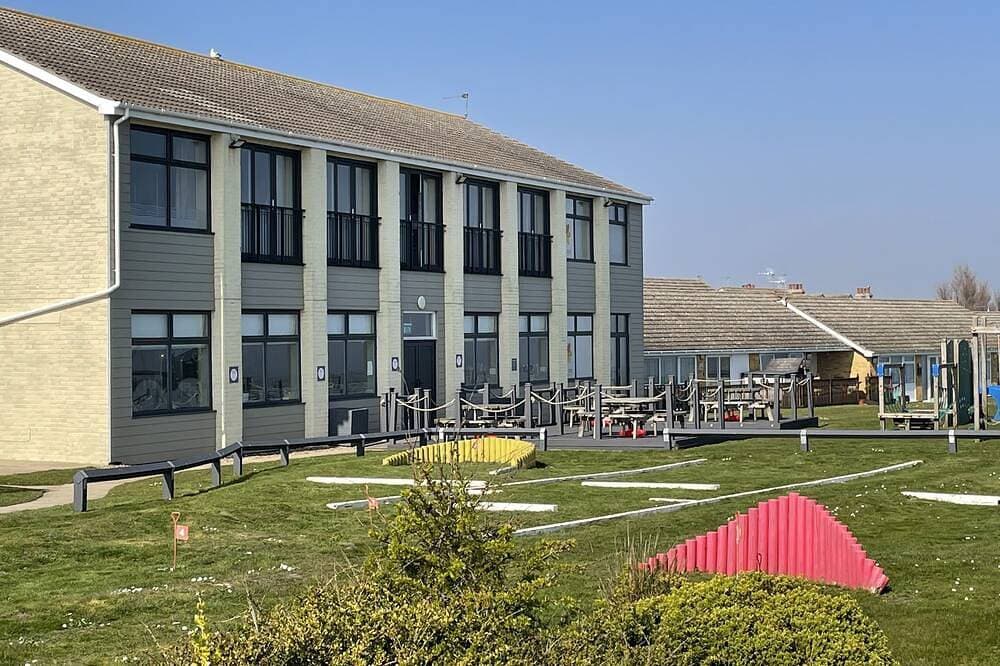 Foto 11 von 30: The Beach House, Suffolk Coast,<br>Beach access from site & covered heated pool