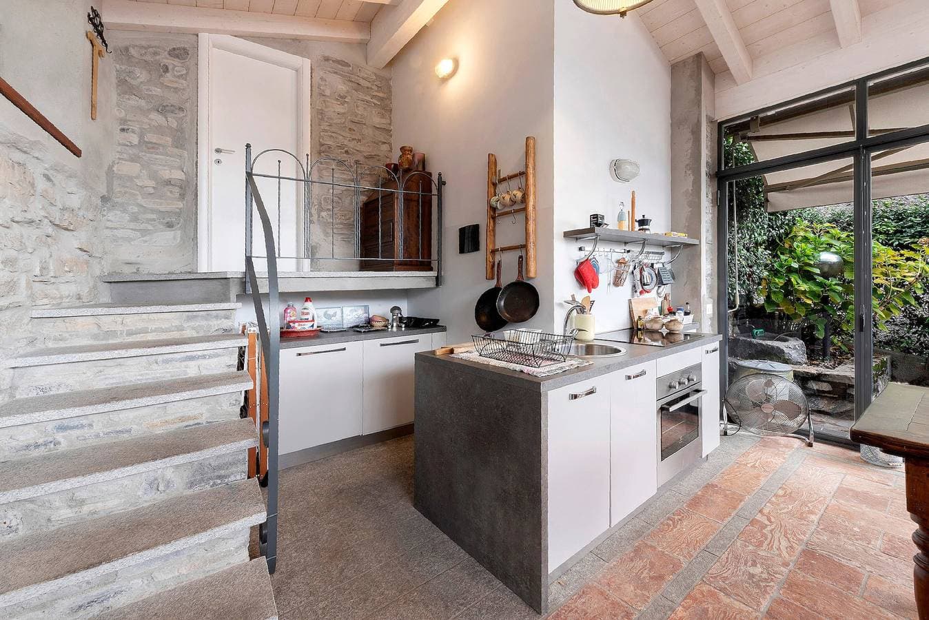 Foto 7 von 42: Ferienwohnung 'Loft e Veranda sul Lago di Como' mit Seeblick, WLAN und Klimaanlage