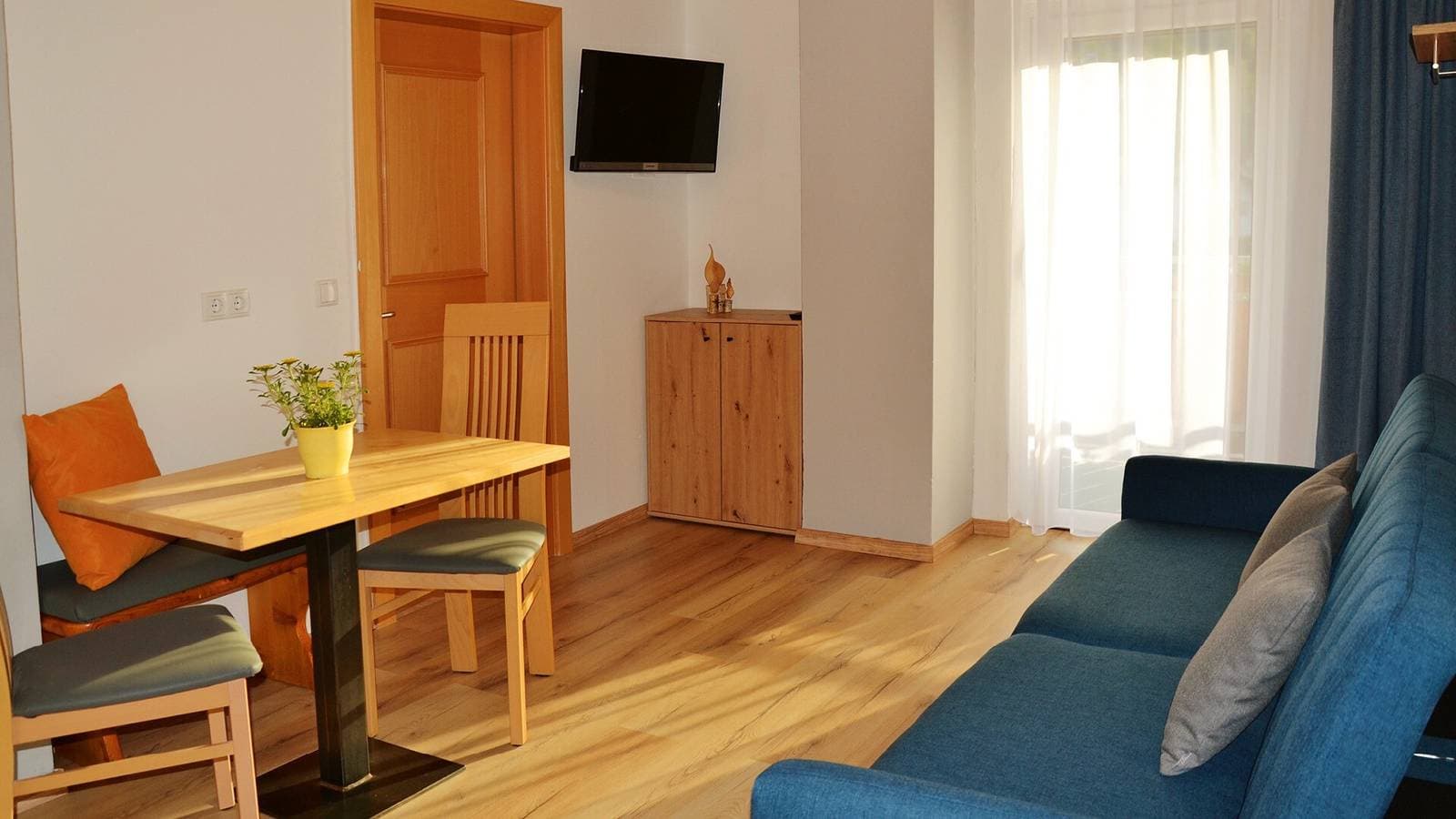 Foto 4 von 27: Ferienwohnung 'Residenz Sonnegg 5' mit Bergblick, Gemeinschaftspool und WLAN