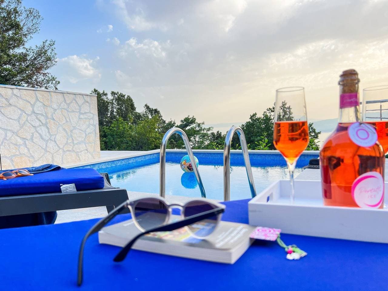 Foto 8 von 44: Günstiges Ferienhaus mit Pool und Meerblick