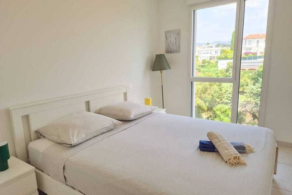 Modern, Brand-New Apartment with AC & Rooftop Pool – Walk to Beach & Port 1